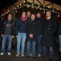 Bild vergrößern:Die Junge Union Magdeburg hat auch im Jahr 2011 traditionell rote Schleifen, anlässlich des Welt-Aids-Tages, auf dem Magdeburger Weihnachtsmarkt verteilt