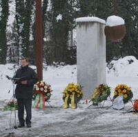 Bild vergrößern:Landtagspräsident Dieter Steinecke MdL spricht bei der Gedenkveranstaltung aus Anlass des 65. Jahrestag der Zerstörung Magdeburgs durch Bombenangriffe im II Weltkrieg