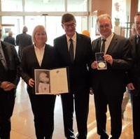 Bild vergrößern:Gruppenphoto bei der Hauptversammlung der Deutsch-Israelischen Gesellschaft nach der Verleihung der Ernst-Cramer-Medaille an die Helmholtz-Gesellschaft, vertreten durch Prof. Dr. Wiestler (mitte)