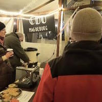 Bild vergrößern:Auch in diesem Jahr sammelten Mitglieder des CDU-Ortsverbandes Mitte Spenden für den Verein schwerstkranker Kinder und ihrer Eltern e.V. beim Stadtfelder Weihnachtsspektakel. 