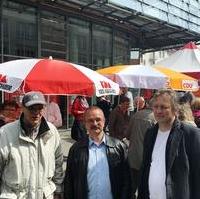 Bild vergrößern:Seniorenbeiratsmitglied Herbert Umlauft, Fraktionsvorsitzender Wigbert Schwenke und Stadtratsvorsitzender Andreas Schumann MdL waren nur einige der Anwesenden beim Infostand zum 1. Mai (v.l.n.r.)