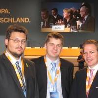 Bild vergrößern:Die Delegierten der Jungen Union Sachsen-Anhalt Tobias Krull, Sven Schulze und Tino Sorge auf dem Bundesparteitag der CDU in Leipzig (v.l.n.r.)