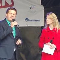 Bild vergrößern:Der Europaabgeordnete und Schirmherr des Europafestes in Magdeburg, Sven Schulze, gemeinsam mit der Moderatorin Sandra Yvonne Stieger bei der Eöffnung des Informationstages.