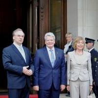 Bild vergrößern:Der Bundespräsident Joachim Gauck (Mitte) kam heute in Begleitung seiner Lebensgefährtin Daniela Schadt (r.) zum Antrittsbesuch nach Sachsen-Anhalt. Empfangen wurden Sie von Ministerpräsident Rainer Haseloff (l.)