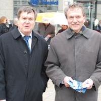 Bild vergrößern:Die CDU-Landtagskandidaten Dieter Steinecke MdL und Jürgen Scharf MdL am Rande eines Wahlkampfstandes in der Magdeburger Innenstadt