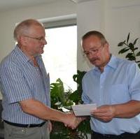 Bild vergrößern:Stadtrat Gerhard Häusler nimmt die Glückwünsche vom Frationsvorsitzenden Wigbert Schwenke MdL anlässlich seines 60. Geburtstages entgegen. (v.l.n.r.)