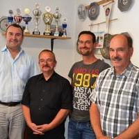 Bild vergrößern:Fraktionsvorsitzender Wigbert Schwenke (2.v.l.) und sein Stellvertreter Frank Schuster (r.) am Rande eines Gespräches mit Andreas Lehning (l.) und Marcel Bremer (2.vr.) vom Vorstand des DRK Wasserwacht e.V. 