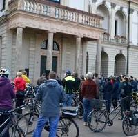 Bild vergrößern:Heute (03.05) Morgen hatte die Stadtverwaltung Magdeburg ein Zeichen für den Klimaschutz gesetzt. Viele Mitarbeiterinnen und Mitarbeiter sind mit dem Fahrrad zur Dienststelle gekommen. Den diesjährigen Fahrradaktionstag wurde durch die Verwaltung der Landeshauptstadt Magdeburg organisiert und durchgeführt. Im Hinblick auf eine nachhaltige Mobilität im Stadtgebiet wurden vom Stadtrat Ziele, Programme und Maßnahmen beschlossen. 