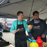 Bild vergrößern:Beim Grilleneinsatz am 03. Mai der CDU-Generalsekretär Sven Schulze MdEP und der CDU-Kreisvorsitzende Tobias Krull MdL (v.l.n.r.). 