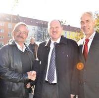 Bild vergrößern:Fraktionsvorsitzender Wigbert Schwenke MdL (l.) und DRK-Geschäftsführer Frank-Michael Ruth (r.) begrüßen den Minister für Landesentwicklung und Verkehr Thomas Webel (Mitte)