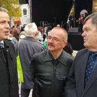 Bild vergrößern:Im Gespräch bei der Veranstaltung Zehn Jahre Netzwerk für Demokratie und Toleranz in Sachsen-Anhalt - Landestag Schule ohne Rassismus – Schule mit Courage​  der Präsident des Landkreistages Landrat Michael Ziche, der CDU/FDP/BfM Ratsfraktionsvors. Wigbert Schwenke und der ehemalige Landtagspräsident Dieter Steinecke​ (v.l.n.r.).