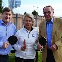 Bild vergrößern:Centrumsleiterin Christel Dost (Mitte) begrüßte zum Sportfest im Vitanas Demenz Centrum unter anderem Landtagspräsident a.D. Dieter Steinecke (l.) und Verkehrsminister a.D. Karl-Heinz Daehre (r.)