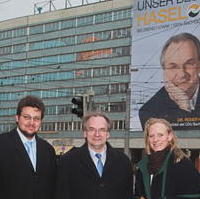 Bild vergrößern:Der Spitzenkandidat der Union Dr. Reiner Haseloff (m.), die Kultusministerin Prof. Dr. Birgitta Wolff (r.) und der CDU-Kreisvorsitzende Tobias Krull (l.) am Rande eines Infostandes in der Magdeburger Innenstadt