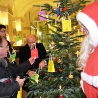 Bild vergrößern:Die Stadträte Michael Hoffmann und Dr. Klaus Kutschmann sowie der CDU-Kreisvorsitzende Tobias Krull halfen den Wunschweihnachtsbaum zu bestücken und nahmen auch jeder einen Wunsch mit. 

