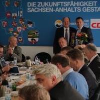 Bild vergrößern:Bei der Sitzung des Landesvorstandes der CDU Sachsen-Anhalt gratulierte der CDU-Landesvorsitzende Thomas Webel (l.) seinem Stellvertreter und Vorsitzenden der CDU Landtagsfraktion André Schröder MdL zu seinem Geburtstag am gleichen Tag.