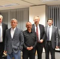 Bild vergrößern:SWM-Geschäftsführer Helmut Herdt, Stadtrat Reinhard Stern, Fraktionsvorsitzender Wigbert Schwenke MdL, der technische GEschäftsführer der SWM Johannes Kempmann, kaufmännischer Geschäftsführer Carsten Harkner und Beigeordneter Klaus Zimmermann während der Sitzung der Fraktion CDU/Bund für Magdeburg bei den Städtischen Werken Magdeburg (v.l.n.r.)