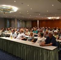 Bild vergrößern:Der Saal des Ramada-Hotels Magdeburg ist bei der offiziellen Begrüßung der Teilnehmer der CSU-Bürgerreise gut gefüllt.