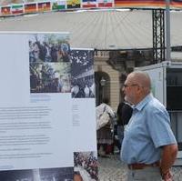 Bild vergrößern:Der Fraktionsgeschäftsführer der Fraktion CDU/BfM im Magdeburger Stadtrat Reinhard Gurcke bei der Betrachtung einer Ausstellung im Rahmen des Infotour des Bundespresseamtes zum Thema: 20 Jahre Deutsche Einheit
