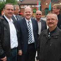 Bild vergrößern:Stadtrat Bernd Reppin, der Landesverkehrsminister Thomas Webel und der Ratsfraktionsvorsitzende Wigbert Schwenke MdL bei der Einweihung des Vorplatzes des Bahnhofes Magdeburg-Neustadt (v.l.n.r.)