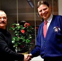 Bild vergrößern:Fraktionsvorsitzender Wigbert Schwenke MdL gratuliert Stadtrat Bernd Heynemann im Namen der Fraktion, am Rande Stadtratssitzung, nachträglich zum 60. Geburtstag (v.l.n.r.)