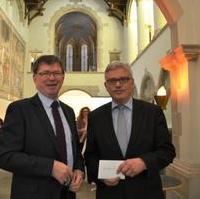 Bild vergrößern:Dr. Helmut Hörold, Vorsitzender des Vereins zur Förderung der Museen der Landeshauptstadt Magdeburg e. V., gratuliert dem Kulturbeigebordneten Prof. Dr. Matthias Puhle zu seinem 60. Geburtstag (v.l.n.r.)