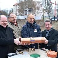 Bild vergrößern:Heute (14.12.) Vormittag erfolgte die Grundsteinlegung für das neue Luisencarré. Auf der Brachfläche Virchowstraße/Erzbergerstraße werden an diesem historischen Standort ca. 35 Millionen Euro investiert und es entstehen insgesamt 135 neue Wohnungen mit Gewerbeeinheiten. Unter den Gästen waren unteranderem; Thomas Webel (Minister für Landesentwicklung und Verkehr), Wigbert Schwenke (Fraktionsvorsitzender), Stadtrat Michael Hoffmann, Stadtrat Reinhard Stern und Stadtrat Bernd Heynemann. Die endgültige Fertigstellung des Luisencarré ist für 2022 geplant; ab Mitte 2021 können die ersten Wohnungen bezogen werden.