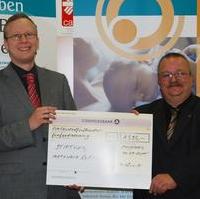 Bild vergrößern:Stadtrat Wigbert Schwenke MdL übergibt an den Geschäftsführer der Stiftung Netzwerk Leben Dr. Reinhard Grütz eine Spende von 1.595 € (v.r.n.l.). Das Geld wurde auf Bitte des Landtagsabgeordneten aus Anlass seines fünfzigsten Geburtstag gesammelt und soll die unbürokratische Hilfe für schwangere Frauen und Familien in Notlagen ermöglichen. 