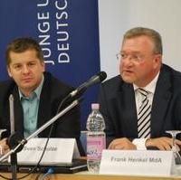 Bild vergrößern:Der Landesvorsitzende der Jungen Union Sachsen-Anhalt Sven Schulze mit dem Vorsitzenden der Berliner CDU und Innensenator der Bundeshauptstadt Frank Henkel MdA bei der JU-Ostkonferenz (v.l.n.r.)