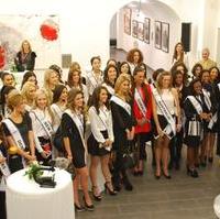 Bild vergrößern:Einige der Teilnehmerinnen am Empfang im Alten Rathaus aus Anlass des Weltfinanals zur Wahl der Miss Intercontinental in der Landeshauptstadt. 