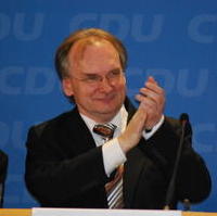Bild vergrößern:Gelöste Stimmung bei Dr. Reiner Haseloff nach seiner einstimmigen Nominierung zum Spitzenkandidaten der CDU Sachsen-Anhalt für die Landtagswahl 2011