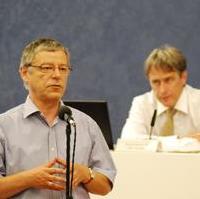 Bild vergrößern:Der stellv. CDU/BfM-Fraktionsvors. Reinhard Stern (l.) bei einer Rede im Stadtrat, rechtszu sehen der Wirtschaftsbeigeordnete Rainer Nitsche