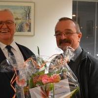 Bild vergrößern:Fraktionsvorsitzender Wigbert Schwenke MdL (re.) gratuliert Stadtrat Hubert Salzborn zu seinem 65. Geburtstag.
