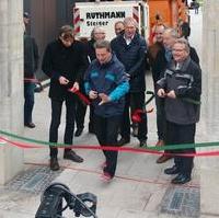 Bild vergrößern:Als Vorsitzender des Kuratoriums eröffnet Bürgermeister Klaus Zimmermann (g.r.) das wieder aufgestellte Katharinenportal 