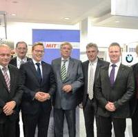 Bild vergrößern:Auf Einladung des Magdeburger Vorsitzenden der Mittelstandsvereinigung, André Nollmann (2.v.r.) und dem Geschäftsführer der Schubert Motors GmbH, Torsten Schubert (3.v.l.), kam der Wissenschafts- und Wirtschaftsminister Hartmut Möllring (4.v.r.) zu einer Diskussionsrunde mit Vertretern aus Politik und Wirtschaft