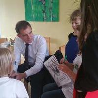 Bild vergrößern:Bildungsminister Marco Tullner MdL bei seinem Besuch der evangelischen Grundschule Magdeburg am 02. November im Gespräch mit der Redaktion der Schüler-Zeitung. 