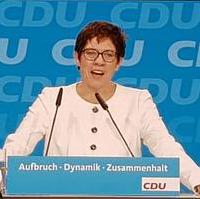 Bild vergrößern:Die neue Generalsekretärin der CDU Deutschland Annegret Kramp-Karrenbauer bei ihrer Bewerbungsrede beim Bundesparteitag am 26.02.2018 in Berlin