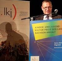 Bild vergrößern:Staatssekretär Dr. Michael Schneider bei der Verleihung des 21. Kinder- und Jugendkulturpreises des Landes Sachsen-Anhalt am 26. Juni. 