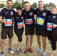 Bild vergrößern:Das Team der Jungen Union, mit prominenter Unterstützung, beim Magdeburger Firmenstaffellauf