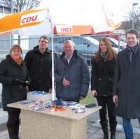 Bild vergrößern:Mitglieder des CDU-Ortsverbandes Süd beim Wahlkampfstand für unsere OB-Kandidatin Edwina Koch-Kupfer MdL