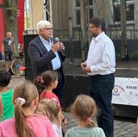 Bild vergrößern:Tobias Krull (r.) bei einem Interview zur Eröffnung der Interkulturellen Woche in Magdeburg am 20.09.