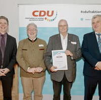 Bild vergrößern:Auf Vorschlag von Stephen Gerhard Stehli (2.v.l.) wurde Dr. Carl-Gerhard Winter (2.v.r.) durch die CDU-Landtagsfraktion am 15.11. für sein ehrenamtliches Wirken ausgezeichnet. 