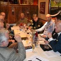 Bild vergrößern:Die anwesenden Mitglieder des Kreisfachausschusses Wirtschaft und Arbeit diskutieren, unter der Leitung des Vorsitzenden Stadtrat Michael Hoffmann, über die Neuformulierung des Kommunalwahlprogramms der CDU Magdeburg