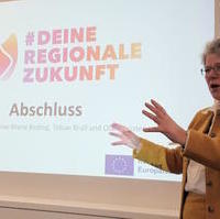 Bild vergrößern:Vizelandtagspräsidentin Anne-Marie Keding bei einem Workshop an der Berufsbildenden Schule Dr. Otto Schlein am 17. Januar 2024.