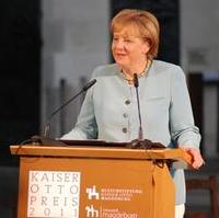 Bild vergrößern:Die Bundeskanzlerin und CDU-Bundesvorsitzende Dr. Angela Merkel bei ihrer Dankesrede bei der Verleihung des Kaiser-Otto-Preises im Magdeburger Dom. In dieser sprach sie sich für den weltweiten Einsatz für die Menschenrechte und gegen die Einführung von Eurobonds aus.