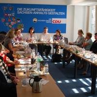 Bild vergrößern:Sitzung des erweiterten Landesvorstandes der Frauen Union Sachsen-Anhalt unter der Leitung von Eva Wybrands (5.v.r.). Diesmal mit dem KPV-Landesvorsitzenden Dieter Klein als Gast (6.v.r.) 