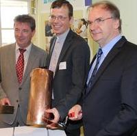 Bild vergrößern:Bei der Grundsteinlegung für das Kinderhospiz Oberbürgermeister Dr. Trümper, der Vorstandesvorsitzende der Pfeifferschen Stiftungen Radbruch und Ministerpräsident Dr. Haseloff (v.l.n.r.)