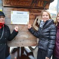 Bild vergrößern:Die Kreisvorsitzende der Jungen Union Magdeburg, Freya Gergs, JU-Mitglied Franziska Rothenberg und Fraktionsassistentin Jana Lesniak bei ihrer Aktion anlässlich des Tages der Solidarität mit der Bundeswehr