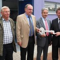 Bild vergrößern:Stadtrat Gunter Schindehütte, der Landesentwicklungsminister Dr. Karl-Heinz Daehre, MVB-Geschäftsführer Klaus Regener und Oberbürgermeister Dr. Lutz Trümper bei der Übergabe des neuerrichteten Sozialgebäudes für den Sportplatz in der Hermann-Hesse-Str. in Neu-Reform. (v.l.n.r.)
