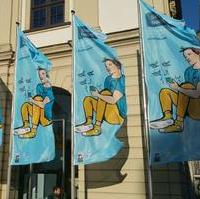 Bild vergrößern:So wie diese Fahnen vor dem Magdeburger Rathaus, heißen auch wir die Teilnehmerinnen und Teilnehmer des Kirchentages auf dem Weg, unter dem Titel 