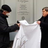 Bild vergrößern:Wadim Laiter (Synagogengemeinde MD) und Dieter Steinecke (stellv. Vorsitzender Förderverein Neue Synagoge) enthüllen am 28.11. eine Gedenktafel für den Reformrabbiner Dr. Ludwig Philippson. (v.l.n.r.)